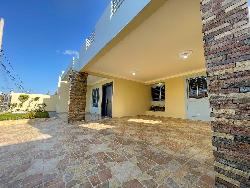 VENTA DE CASA CON PATIO EN LOS LLANOS DE GURABO 