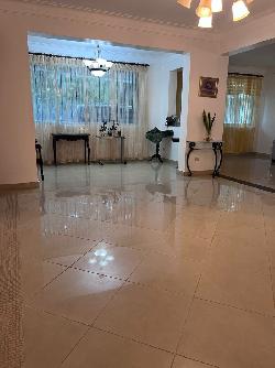 Venta de primer nivel con patio en La Esmeralda