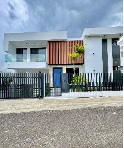 VENTA DE LUJOSA CASA CON PISCINA EN  LLANOS DE GURABO 
