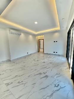 VENTA DE LUJOSA CASA CON PISCINA EN  LLANOS DE GURABO 