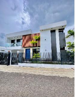 VENTA DE LUJOSA CASA CON PISCINA EN  LLANOS DE GURABO 