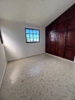 EN VENTA CASA  CON PATIO EN ARROYO HONDO , SANTIAGO 