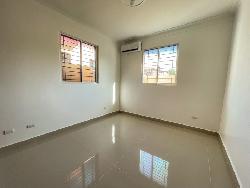 VENTA DE CASA CON PATIO EN LOS LLANOS DE GURABO 