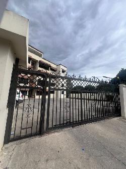 Venta de  amplio apartamento en 4to piso  La Esmeralda 