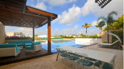 Villa amueblada en venta frente a la Marina  Cap Cana 