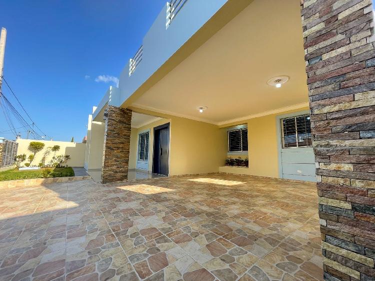 VENTA DE CASA CON PATIO EN LOS LLANOS DE GURABO 