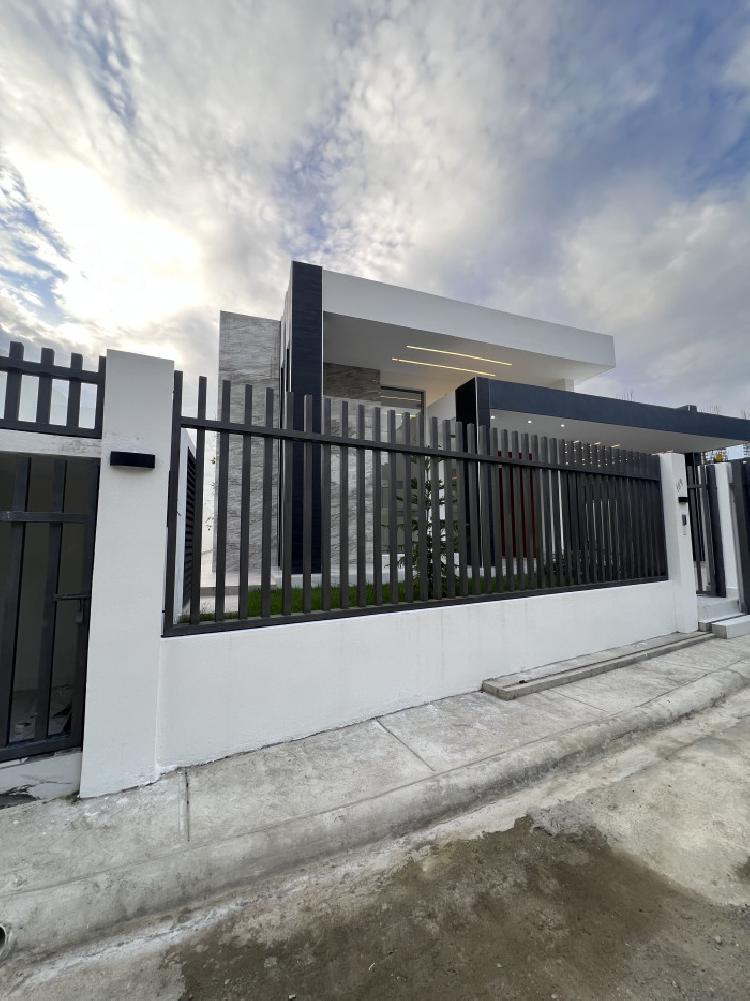 VENTA DE CASA EN PROYECTO CERRADO EN LLANOS DE GURABO 