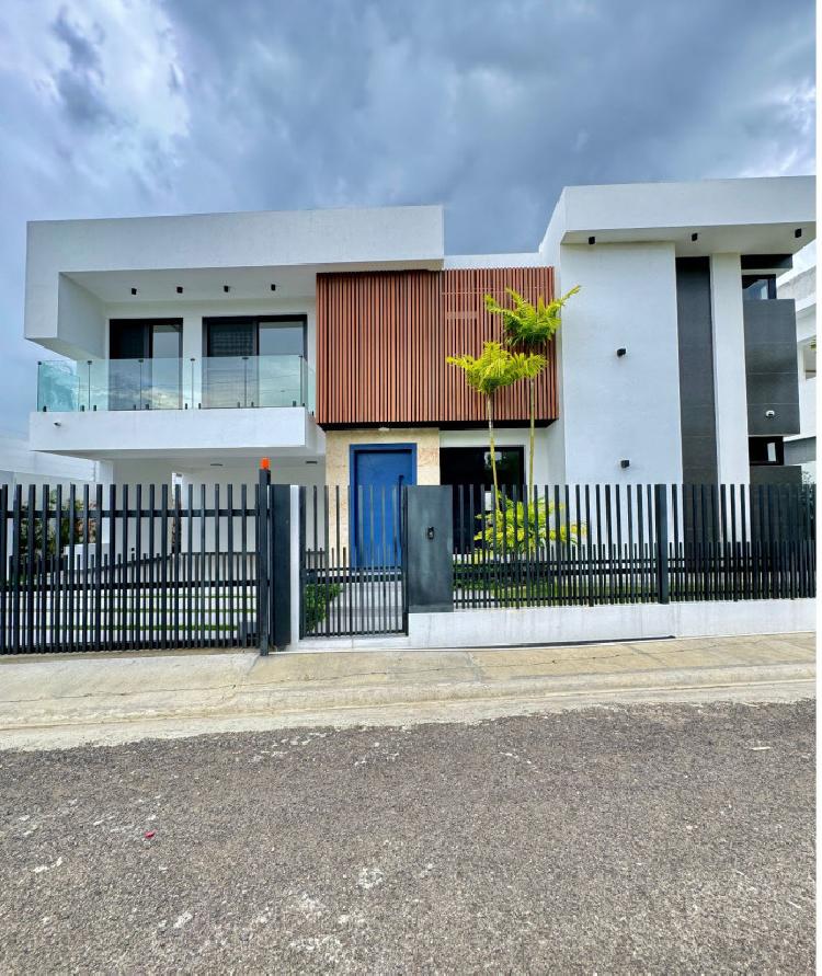 VENTA DE LUJOSA CASA CON PISCINA EN  LLANOS DE GURABO 