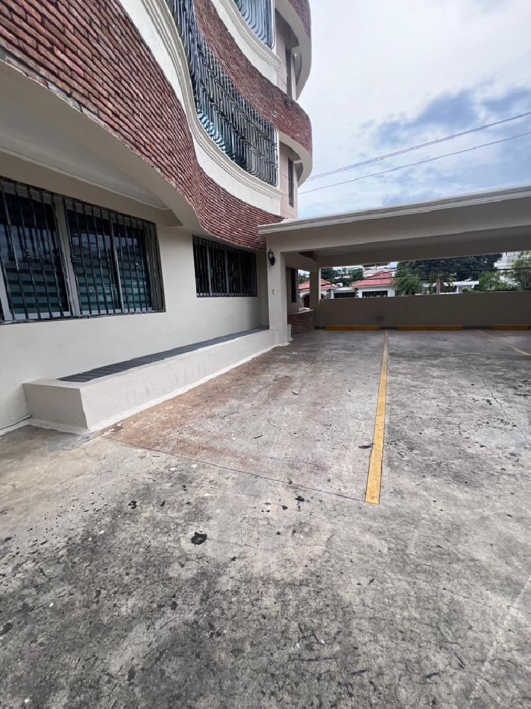 Venta de primer nivel con patio en La Esmeralda