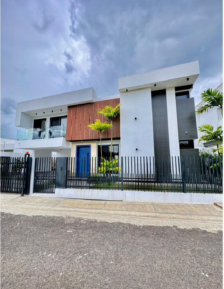 VENTA DE LUJOSA CASA CON PISCINA EN  LLANOS DE GURABO 