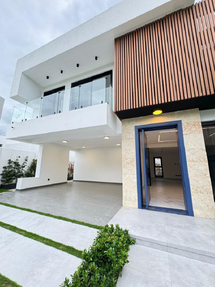 VENTA DE LUJOSA CASA CON PISCINA EN  LLANOS DE GURABO 