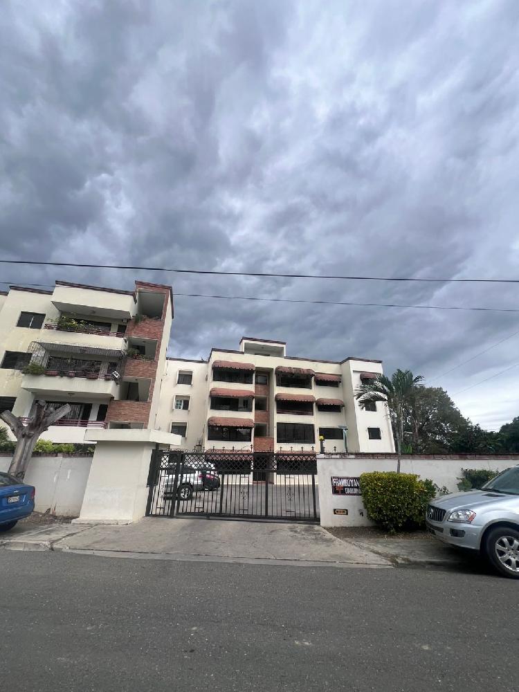 Venta de  amplio apartamento en 4to piso  La Esmeralda 