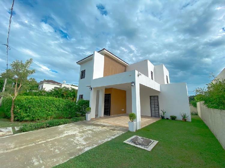 EN VENTA CASA CON PISCINA EN RESIDENCIAL ,PUERTO PLATA