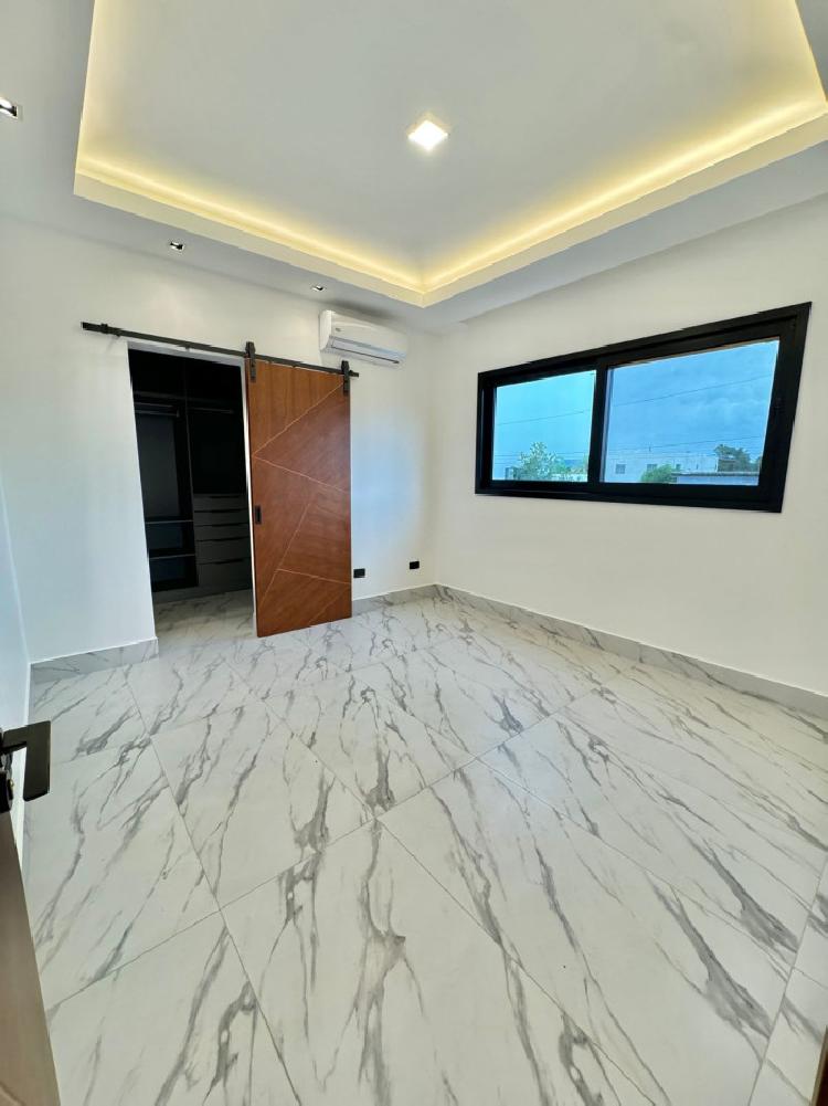 VENTA DE LUJOSA CASA CON PISCINA EN  LLANOS DE GURABO 