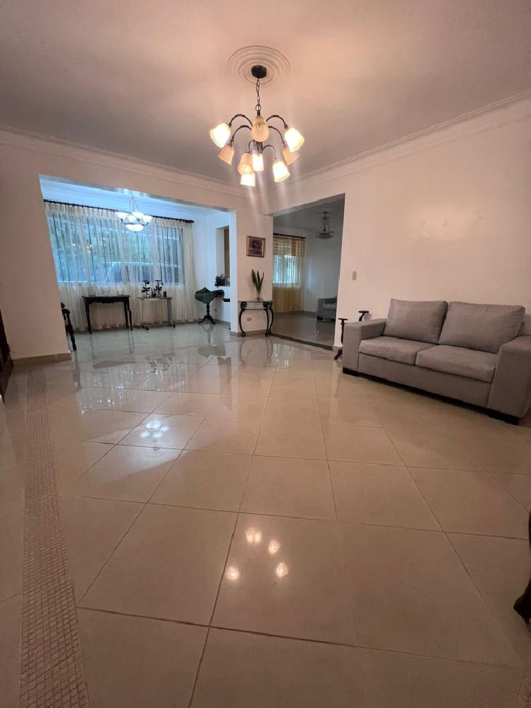 Venta de primer nivel con patio en La Esmeralda