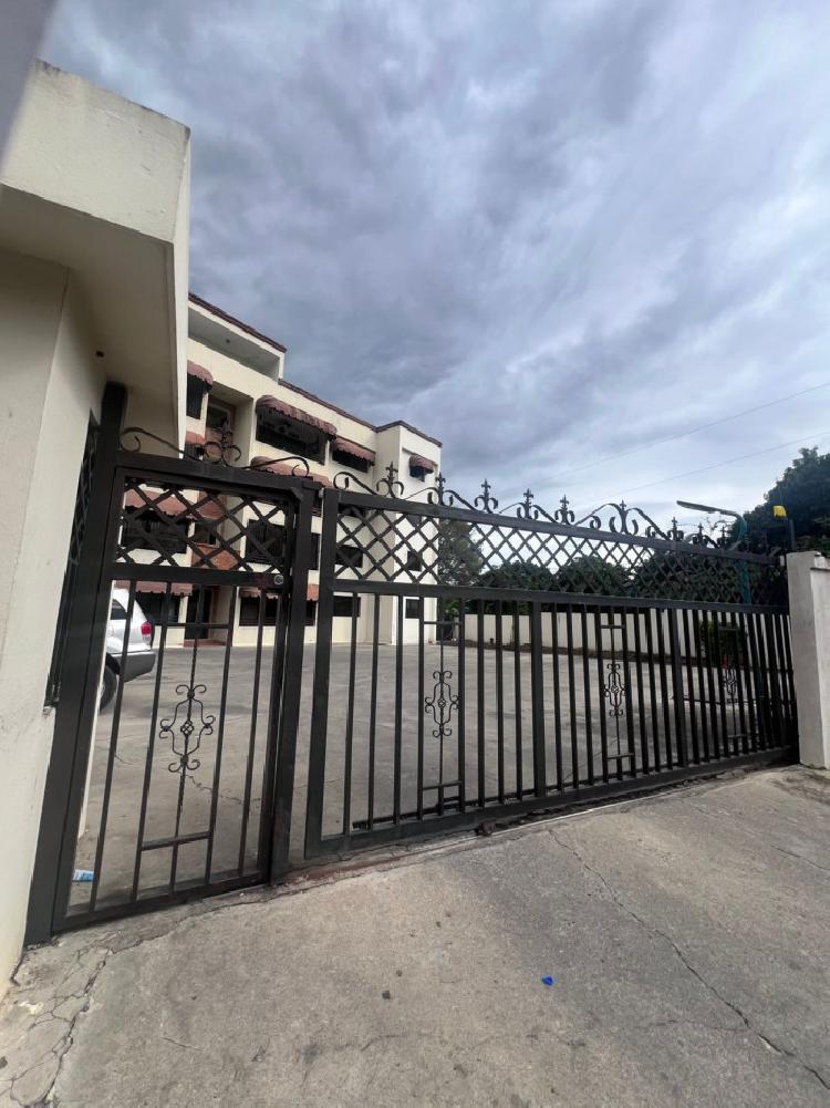 Venta de  amplio apartamento en 4to piso  La Esmeralda 