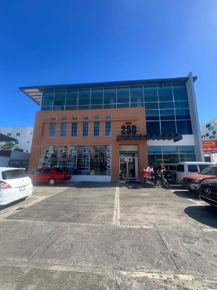 Local comercial en alquiler en 3er nivel con 300 mts