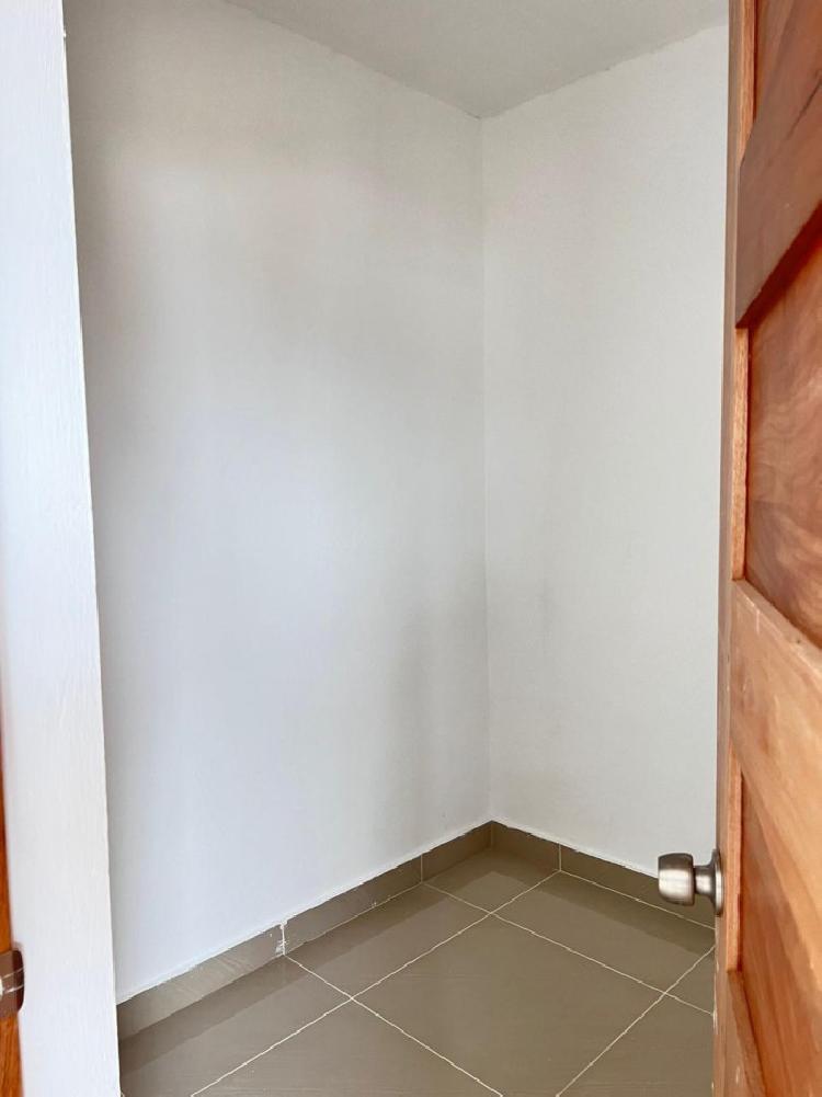 Apartamento en Venta de 3 Hab. Santo Domingo Este.