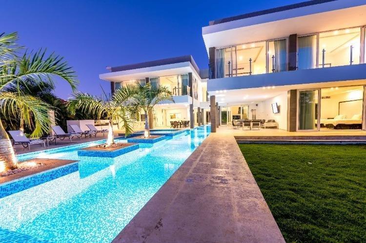 Vendo Villa en Punta Cana con 6 Habitaciones Y Piscina