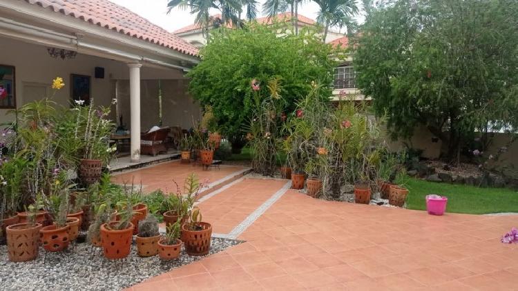 Hermosa casa con patio y Jardin en  Arroyo Hondo III