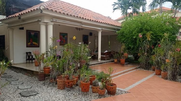 Hermosa casa con patio y Jardin en  Arroyo Hondo III